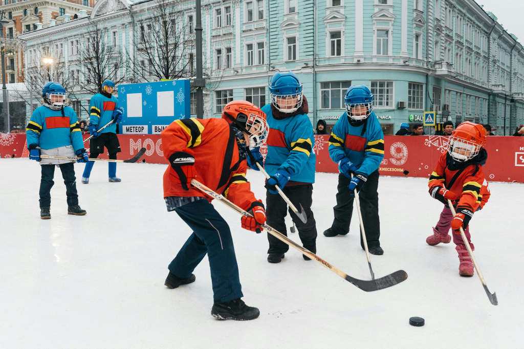 Barn som spelar hockey i stadsmiljö